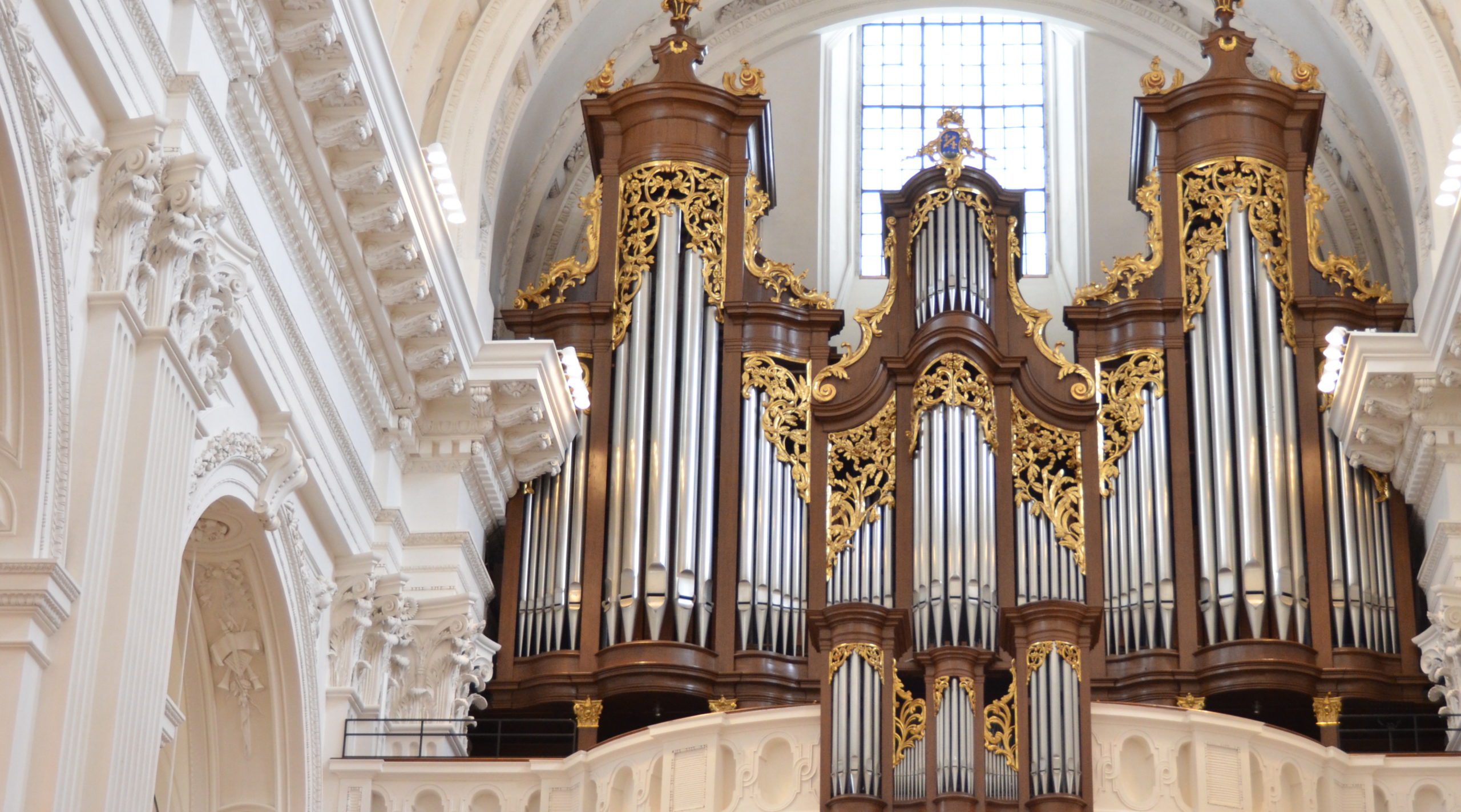 Orgel-breit-von-unten